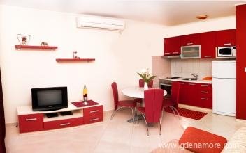 A2 - Crveni apartman, privatni smeštaj u mestu Komarna, Hrvatska
